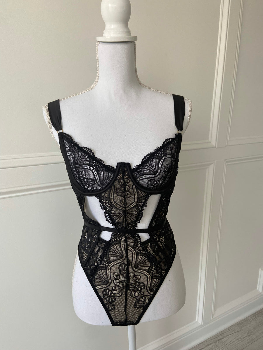 Meghan Scallop Eyelash Lace Bodysuit